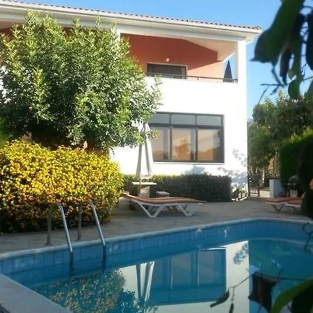Sehr Schoene Mit Grosser Veranda,pool Garten Kissonerga